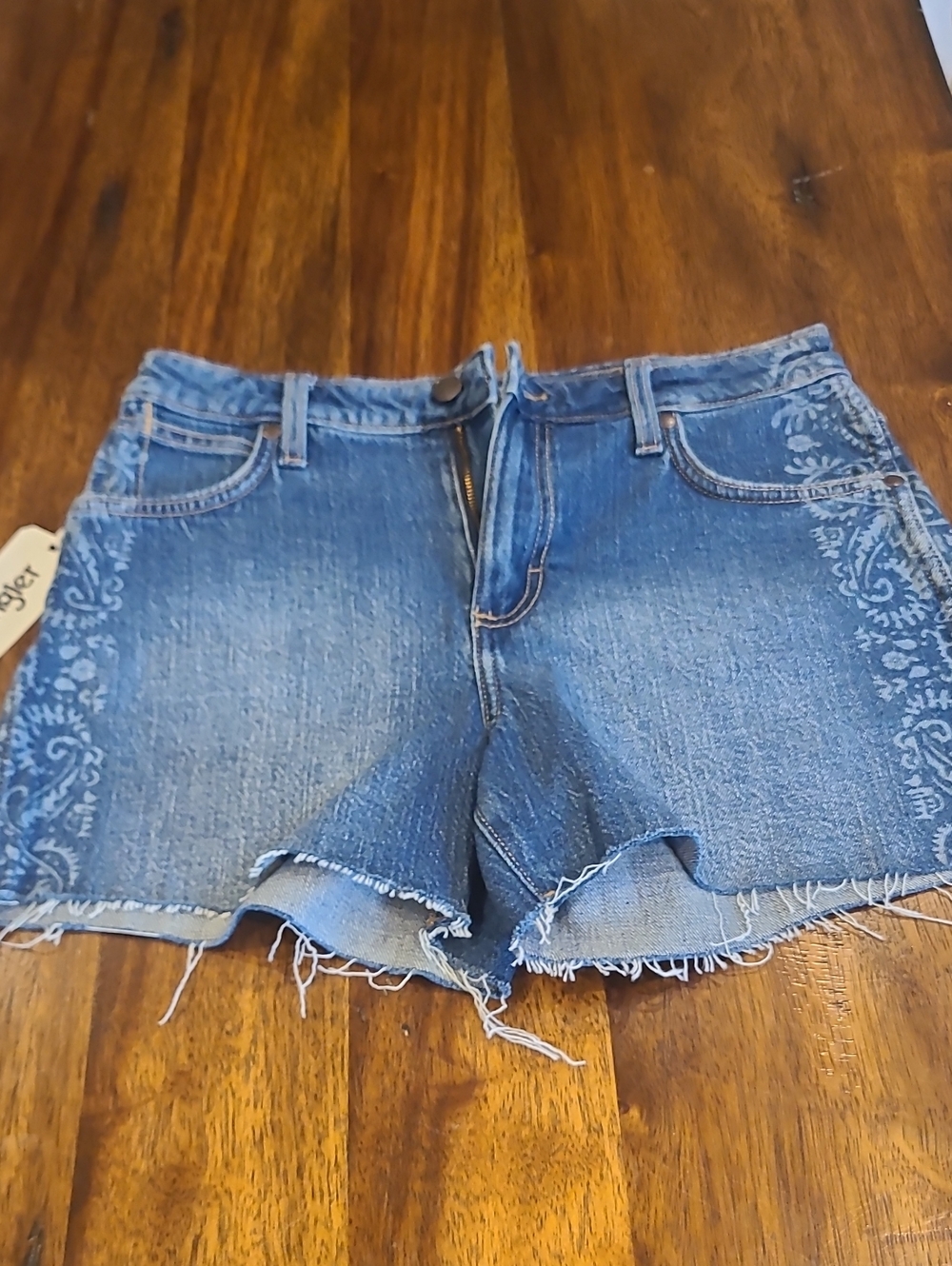 Wrangler Women's Embellished Cowboy Cut-Off /  Retro Denim Shorts Size 28.  New